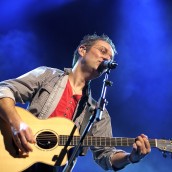 Marcel voorlopig alleen met z'n gitaar